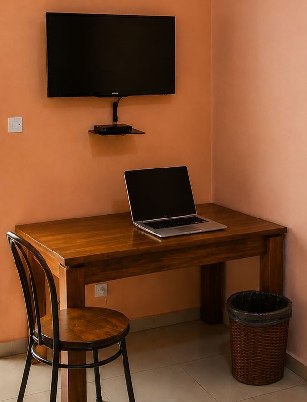 TV, Bureau et Chaise